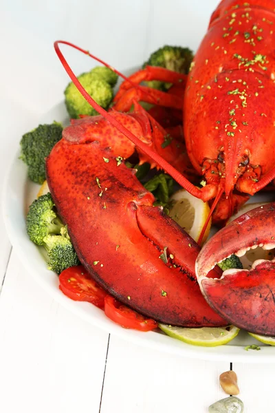 红色龙虾放在盘子上用蔬菜上木表特写 — 图库照片