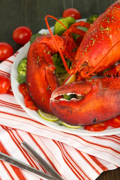 Langosta roja en bandeja en primer plano de mesa —  Fotos de Stock