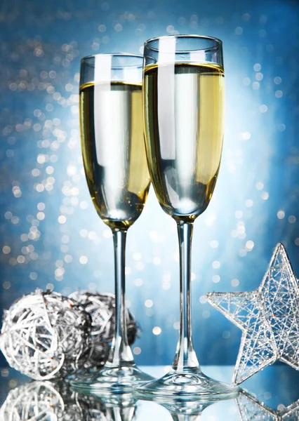 Two glasses of champagne on bright background with lights — Stock Photo, Image