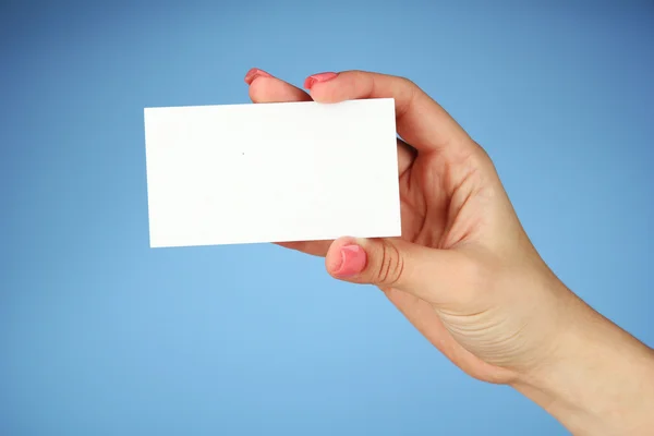 Γυναικείο χέρι εκμετάλλευση επαγγελματική κάρτα, χρώμα φόντου — Φωτογραφία Αρχείου