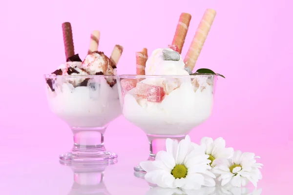 गुलाबी पृष्ठभूमि पर वेफर छड़ी के साथ आइसक्रीम — स्टॉक फ़ोटो, इमेज