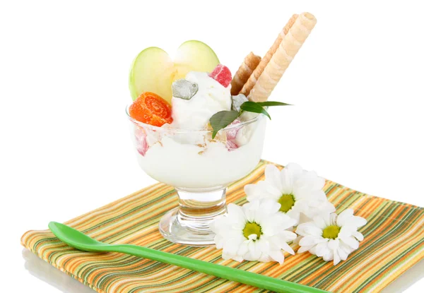 Gelato con bastoncini di wafer su tovagliolo su sfondo bianco — Foto Stock