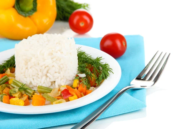 Pysznego risotto z warzywami na białym tle — Zdjęcie stockowe