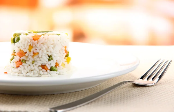 Heerlijke risotto met groenten op tafel in café — Stockfoto