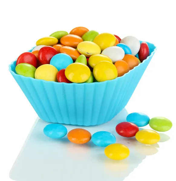 Caramelle colorate in caso di cupcake isolato su bianco — Foto Stock