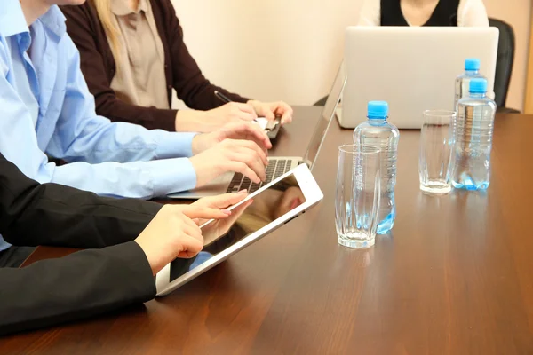 Mains féminines avec tablette numérique sur fond de bureau . — Photo