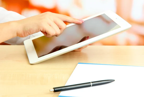 Female office worker using digital tablet in cafe — Stock Photo, Image