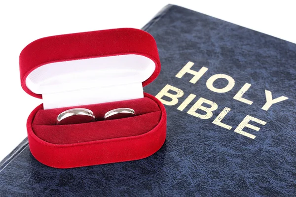 Anillos de boda en la Biblia aislados en blanco —  Fotos de Stock