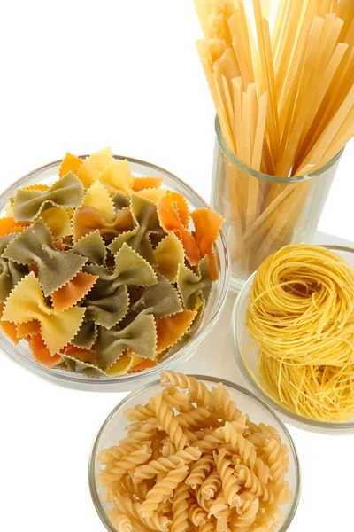 Verschiedene Arten von Pasta isoliert auf weiß — Stockfoto