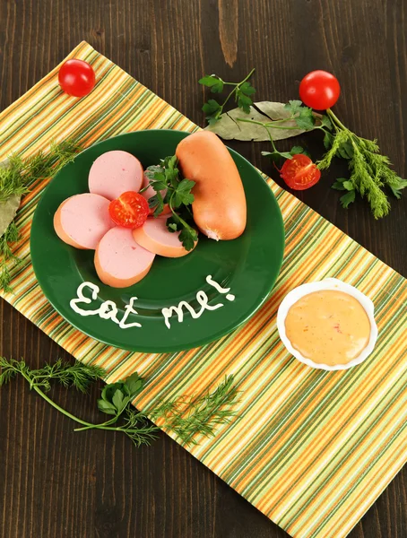 Wurst, Gemüse, Tomate auf Teller auf Holztisch — Stockfoto