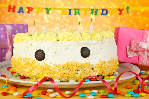 Happy birthday cake and gifts, on yellow background — Stock Photo, Image