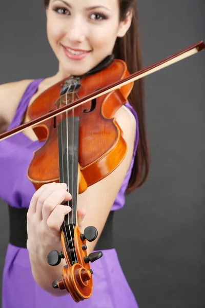 Belle jeune fille avec violon sur fond gris — Photo