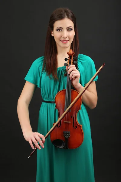 Hermosa joven con violín sobre fondo gris —  Fotos de Stock