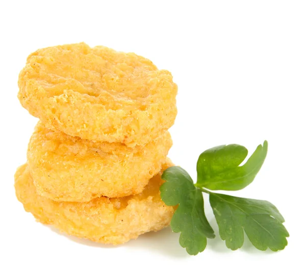 Gebratene Chicken Nuggets mit Petersilie isoliert auf weiß — Stockfoto