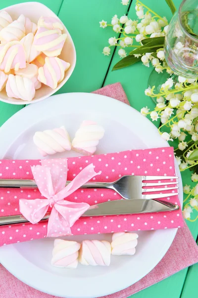 Tischdekoration in weißen und rosa Tönen auf farbigem Holzhintergrund — Stockfoto