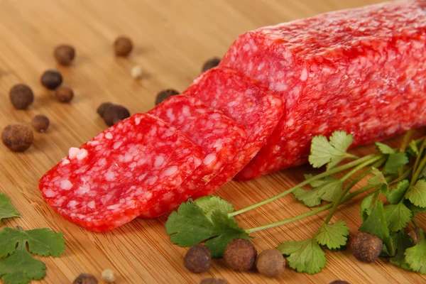 Leckere Salami auf Holzbrett in Großaufnahme — Stockfoto