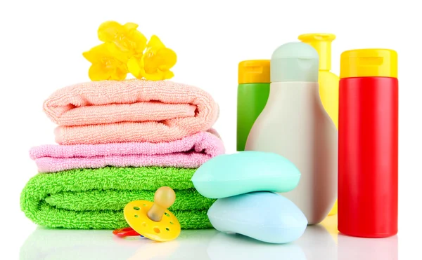 Cosmetici per bambini, asciugamani e sapone, isolati su bianco — Foto Stock