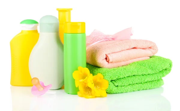 Cosmetici per bambini e asciugamani, isolati su bianco — Foto Stock