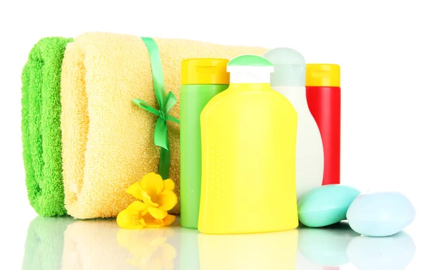 Cosmetici per bambini, sapone e asciugamani, isolati su bianco — Foto Stock