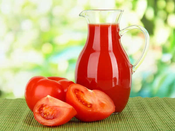 Sürahi tablo parlak zemin üzerine domates suyu — Stok fotoğraf