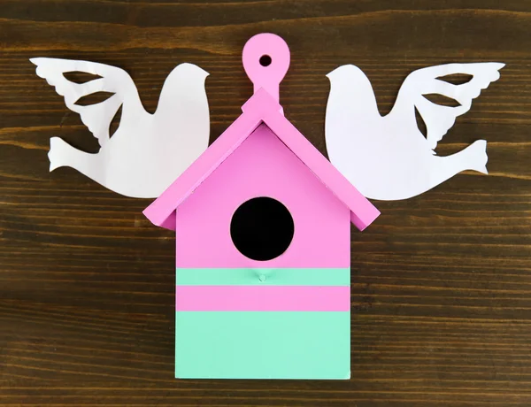 Caja de anidación decorativa con pájaros de papel, sobre fondo de madera — Foto de Stock