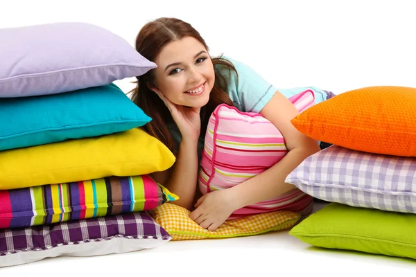 Hermosa joven con almohadas aisladas en blanco — Foto de Stock