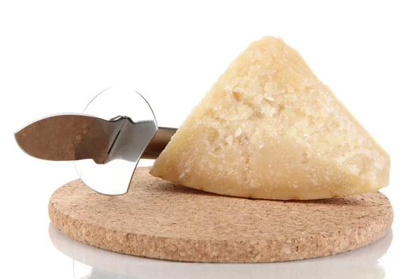 Pezzo di parmigiano con coltello isolato su bianco — Foto Stock