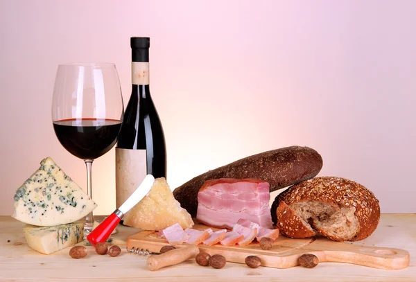 Exquisites Stillleben von Wein, Käse und Fleischprodukten — Stockfoto