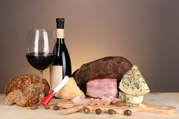 Exquisito bodegón de vino, queso y productos cárnicos — Foto de Stock