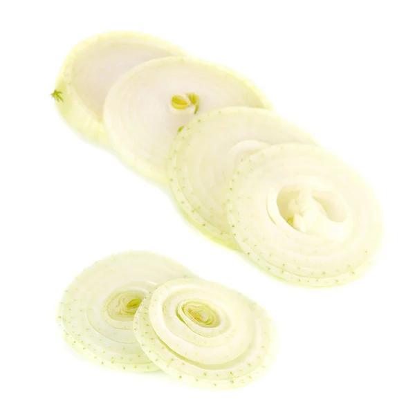 Anelli tagliati a fette di cipolla isolati su bianco — Foto Stock
