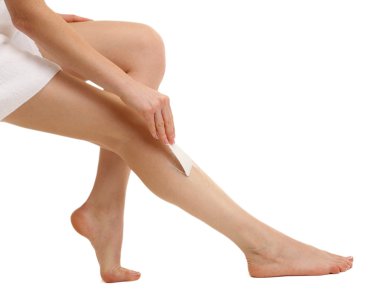 hermosa mujer afeita su pierna, aislada en blanco