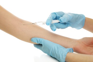 Doktor bir aşı üzerinde beyaz izole hastanın elinde tutarak şırınga