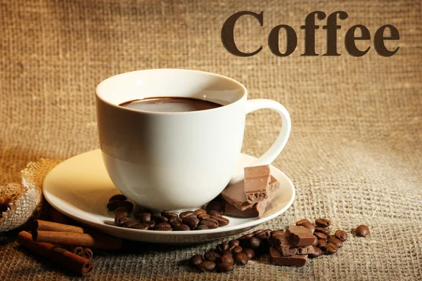 커피와 콩, 계 피 스틱 자루 배경에 초콜릿의 컵 — 스톡 사진