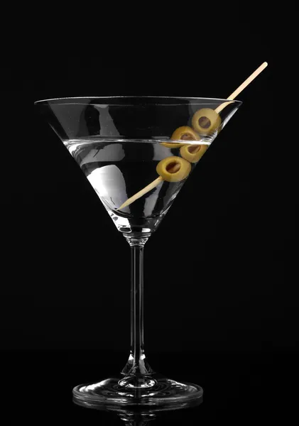 Martini vetro e olive isolate su nero — Foto Stock