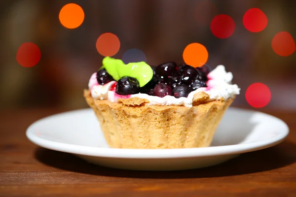 Gâteau de mûre savoureux sur fond sombre avec des lumières bokeh déconcentrées — Photo