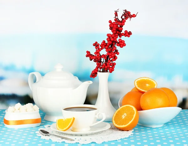 Serviço de jantar branco bonito com laranjas na toalha de mesa azul no fundo natural — Fotografia de Stock