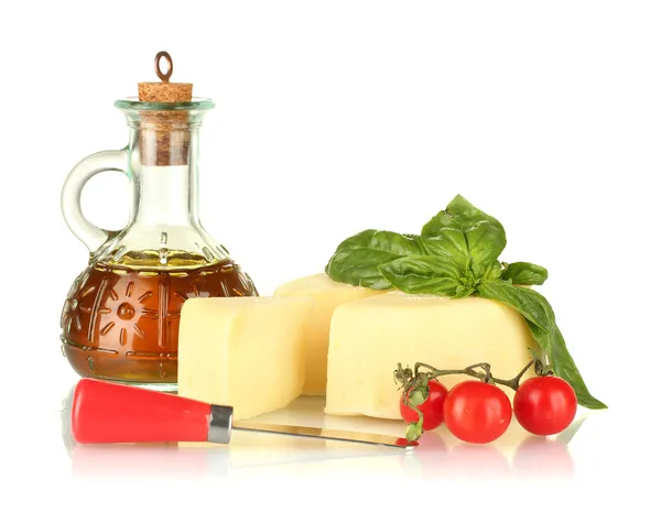 Szeletelt mozzarella sajt, zöldséges, elszigetelt fehér — Stock Fotó