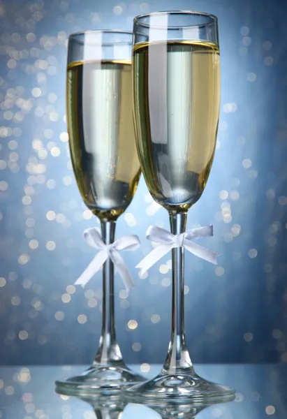 Two glasses of champagne on bright background with lights — Stock Photo, Image