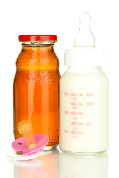 Babyvoeding, fles en SAP geïsoleerd op wit — Stockfoto