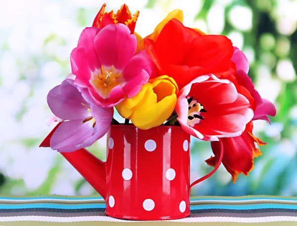 Schöne Tulpen in Strauß auf Tisch auf hellem Hintergrund — Stockfoto