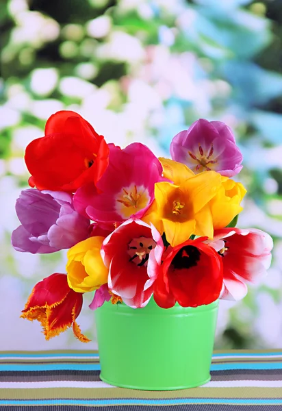 Hermosos tulipanes en ramo en la mesa sobre fondo brillante — Foto de Stock