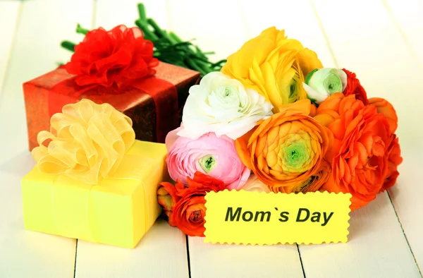 Ranuncolo (ranuncoli persiani) e regali per la festa della mamma, su sfondo bianco in legno — Foto Stock