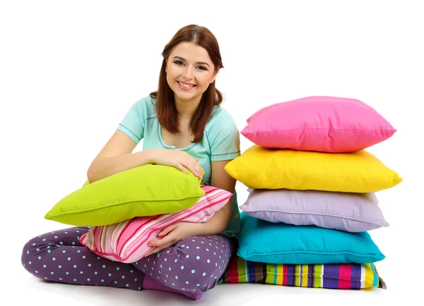 Hermosa joven con almohadas aisladas en blanco — Foto de Stock