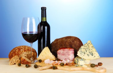 enfes natürmort şarap, peynir ve et ürünleri