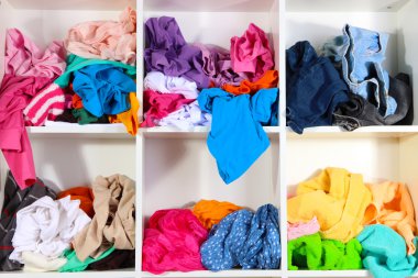 giyim raflarda dağınık