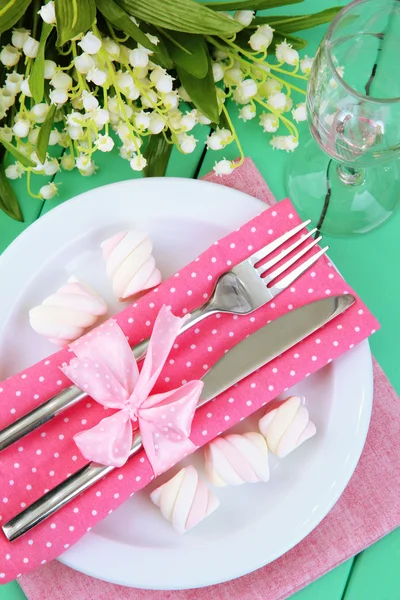 Apparecchiatura della tavola nei toni del bianco e rosa su sfondo di legno colore — Foto Stock