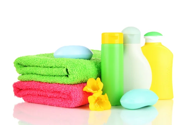 Cosméticos para bebés, jabón y toallas, aislados en blanco —  Fotos de Stock