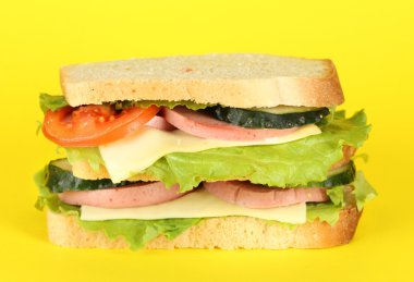 Sarı zemin üzerinde sandviç