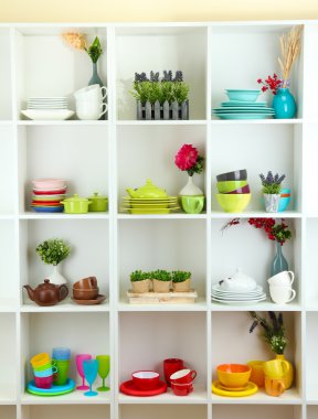 sofra ve deco ile güzel beyaz raflar