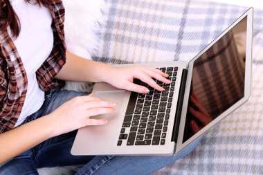 Dizüstü bilgisayarda yazan kadın elleri